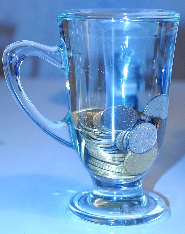 В стакан до краев налита вода. Стакан. Натяжение воды в стакане. Бокалы для воды. Монетка в стакане.